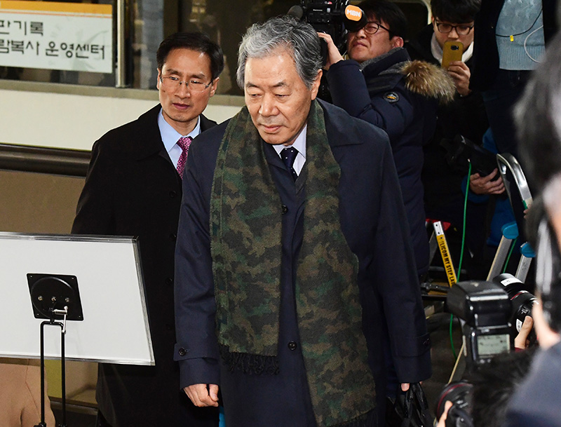 최순실의 변호인 이경재 변호사가 6일 서울 서초구 서울중앙지방법원에서 열린 '최순실 게이트' 9차 공판에 참석하고 있다.